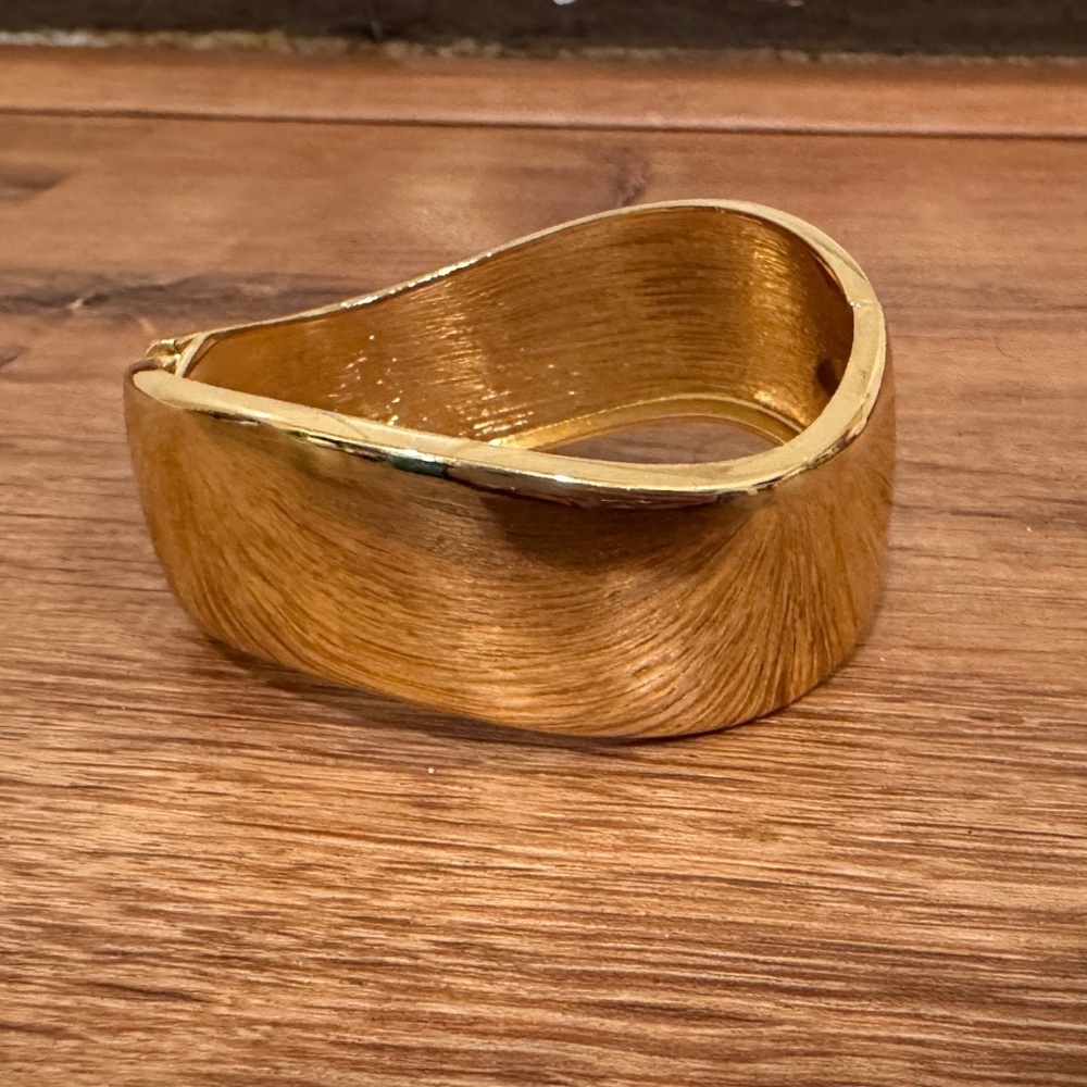 Elegant Wave Gold-Tone Women's Bracelet​​​